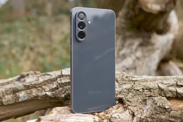 پشت گوشی Galaxy A56 سامسونگ با طراحی شیک و بدنه مات مقاوم در برابر خط و خش